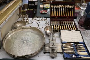 A QUANTITY OF ITEMS TO INCLUDE VINTAGE BOXED FLATWARE, A LARGE ROUND GALLERIED SILVER PLATED TRAY,