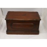 A LARGE VINTAGE OAK WORK BOX WITH DOVETAIL HINGES, HEIGHT 20CM, LENGTH 40CM, DEPTH 24CM