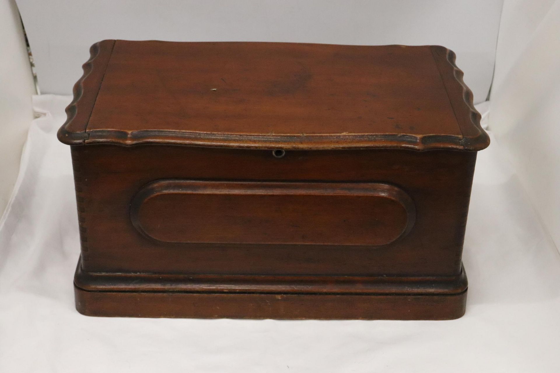 A LARGE VINTAGE OAK WORK BOX WITH DOVETAIL HINGES, HEIGHT 20CM, LENGTH 40CM, DEPTH 24CM