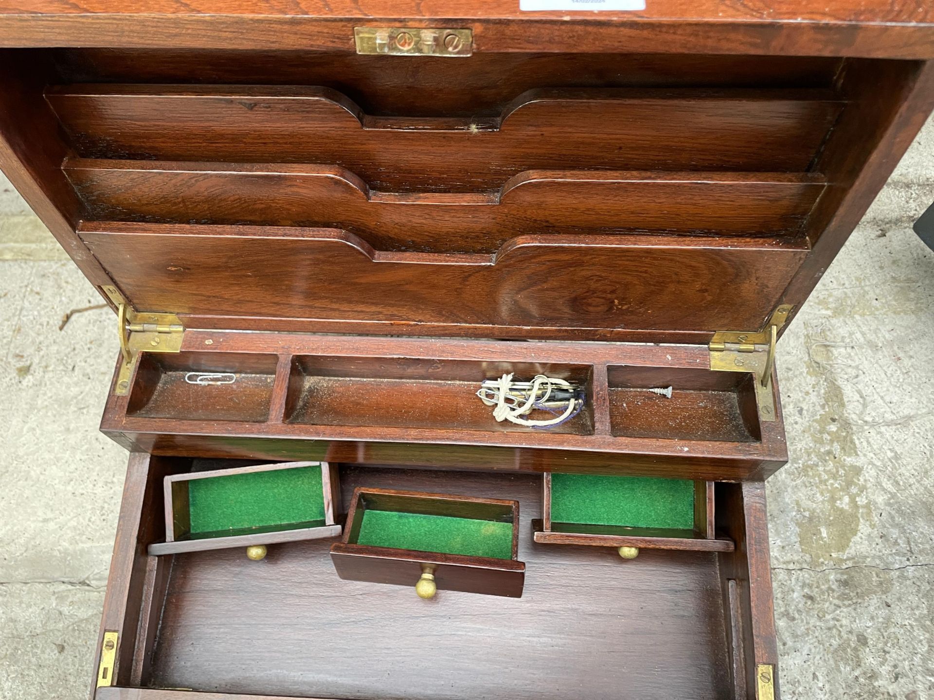 A MAHOGANY FOLDING DESK TIDY WRITING SLOPE - Bild 4 aus 7