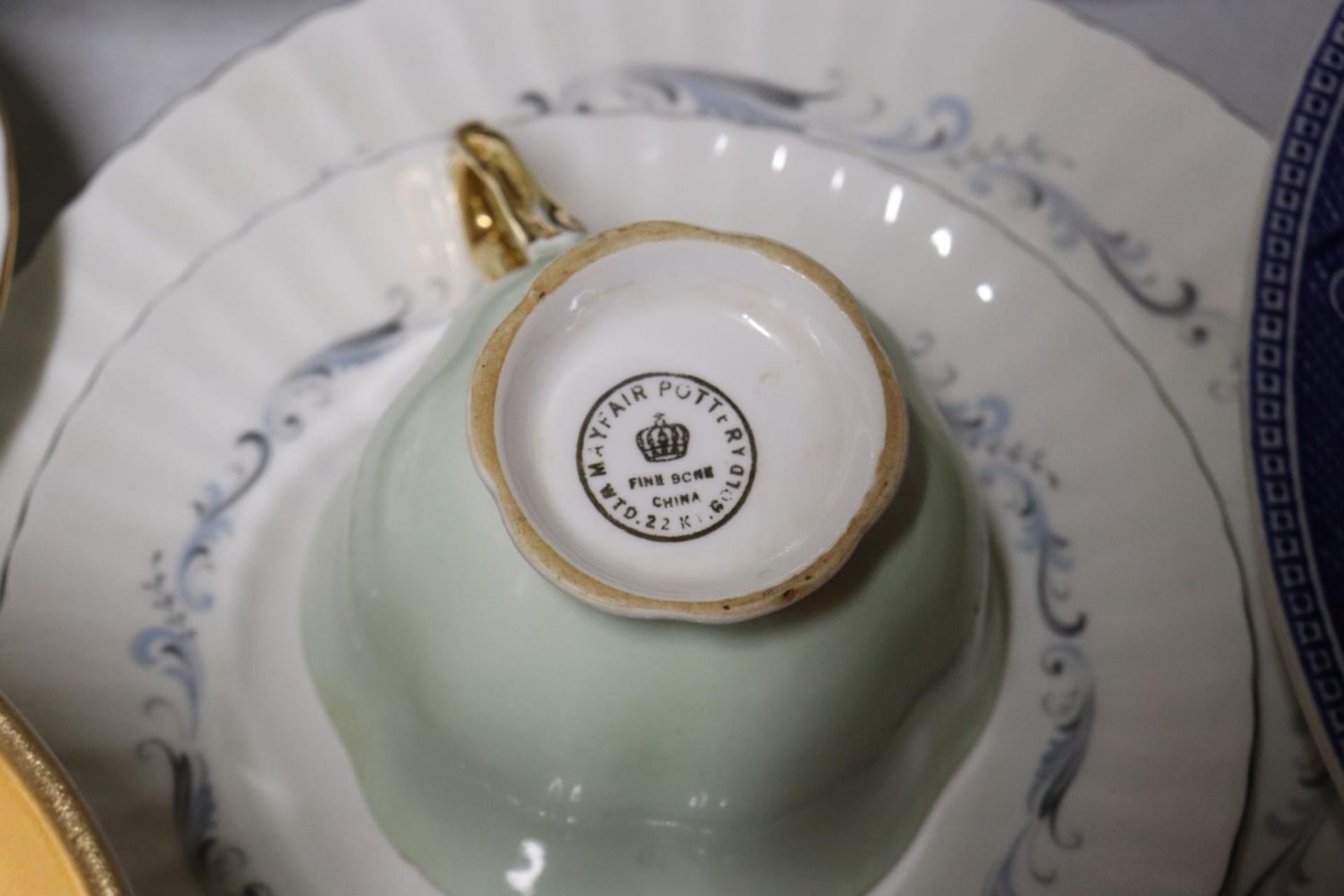 A QUANTITY OF CHINA TEAWARE TO INCLUDE ROYAL ALBERT 'CHRISTMAS ROSE' BOWLS, MINTON 'VANESSA' CUPS - Image 10 of 10
