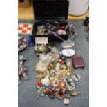 A QUANTITY OF COSTUME JEWELLERY TO INCLUDE BROOCHES, NECKLACES, EARRINGS, ETC