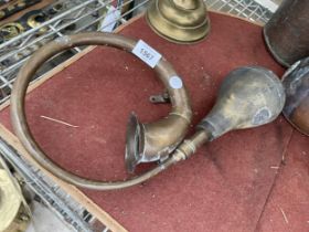 A VINTAGE BRASS CAR HORN (A/F RUBBER PERISHED)