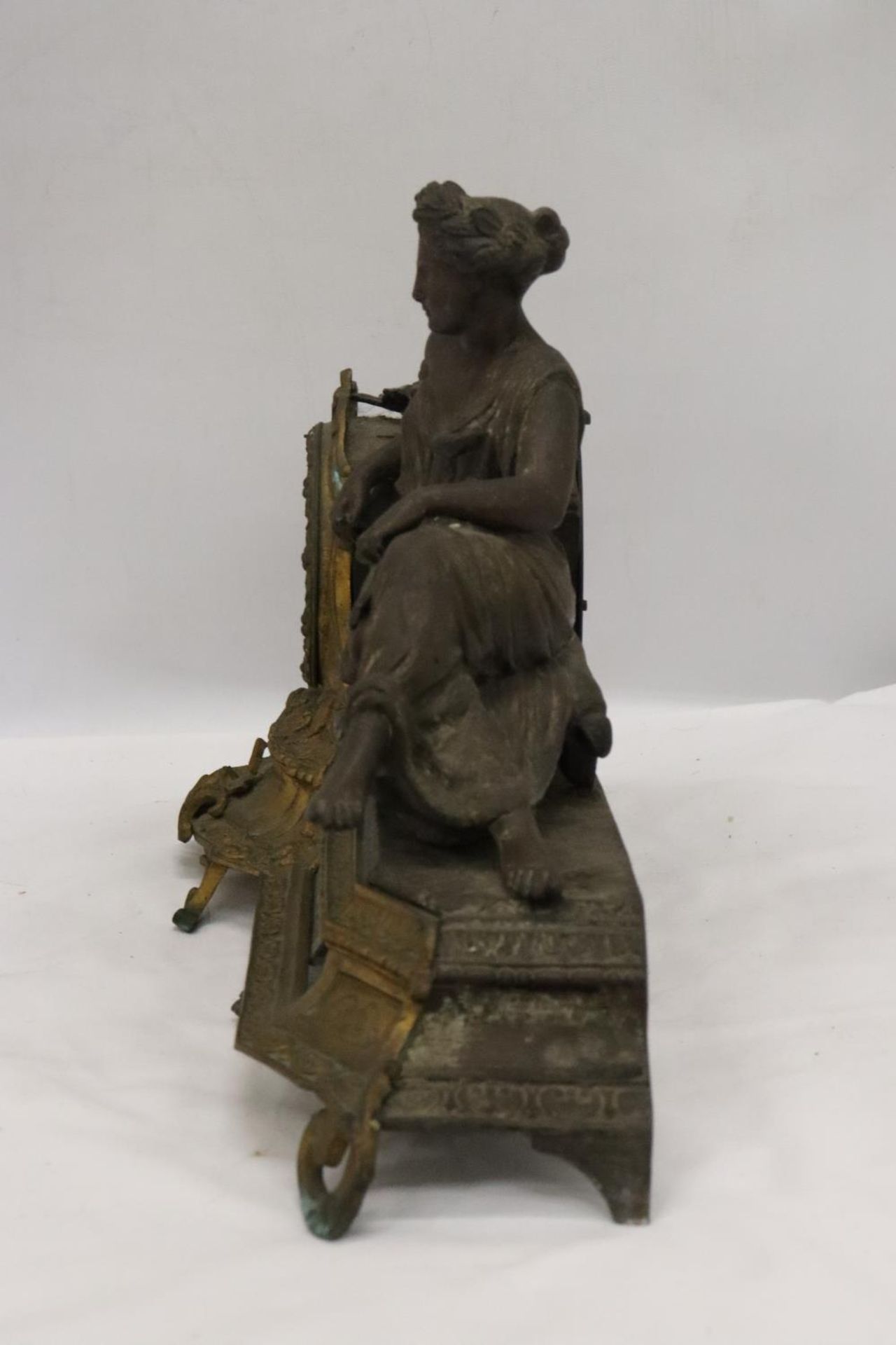 A VINTAGE ORNATE BRASS CLOCK WITH CLASSICAL FIGURE, HEIGHT 28CM, LENGTH 44CM - Image 6 of 6