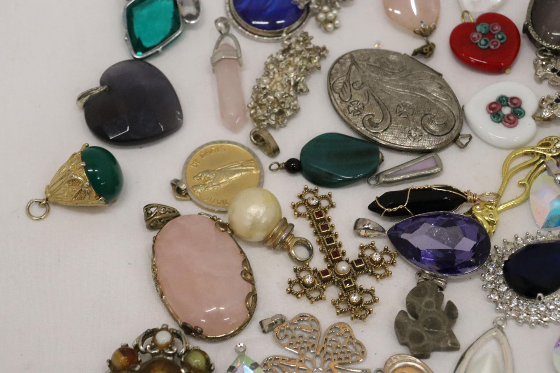 A QUANTITY OF CHAIN PENDANTS - Image 6 of 9