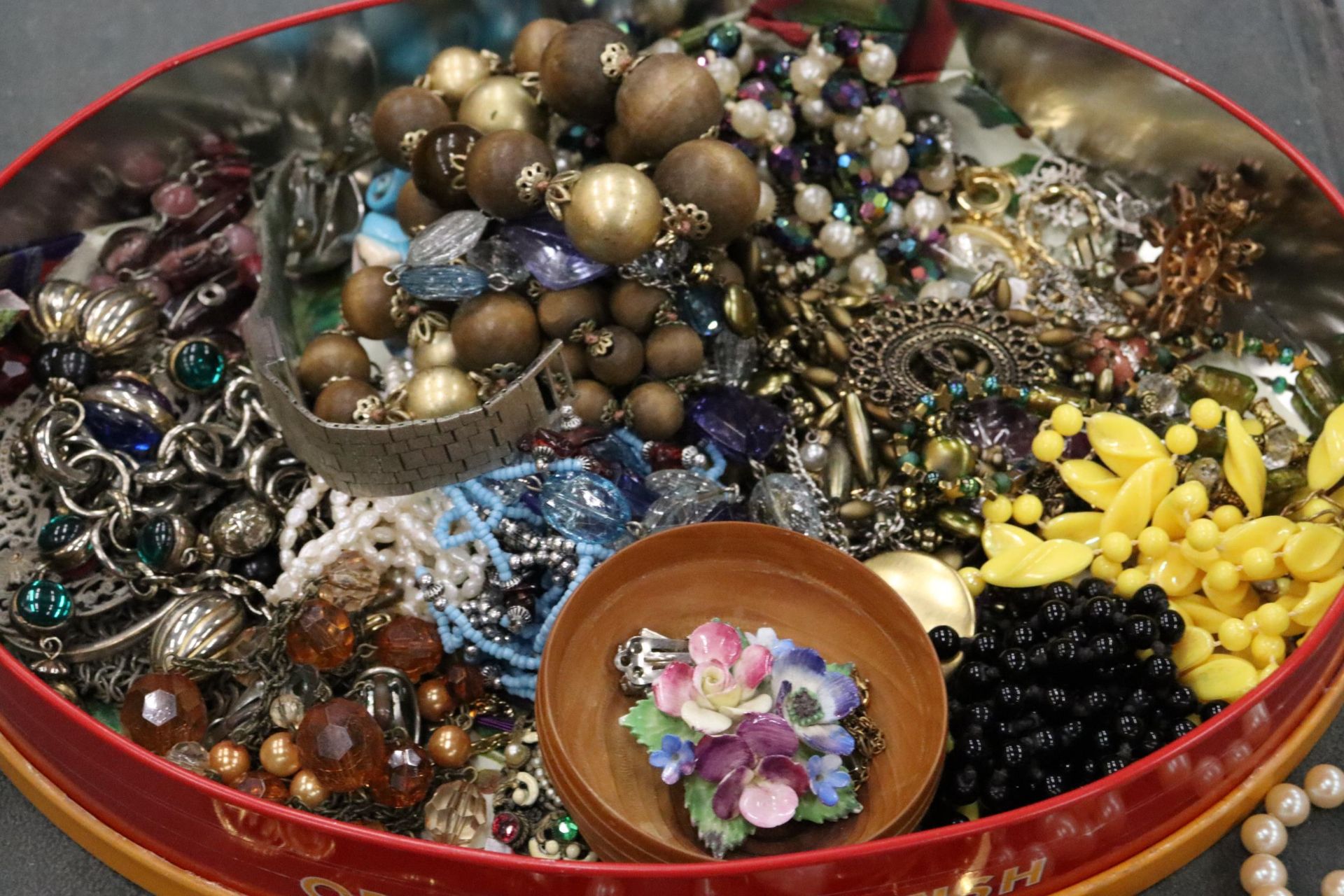 A LARGE QUANTITY OF COSTUME JEWELLERY TO INCLUDE BEADS, NECKLACES, BROOCHES, EARRINGS, ETC - Image 2 of 11