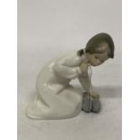 A LLADRO FIGURE OF A GIRL IN A NIGHTGOWN WITH SLIPPERS