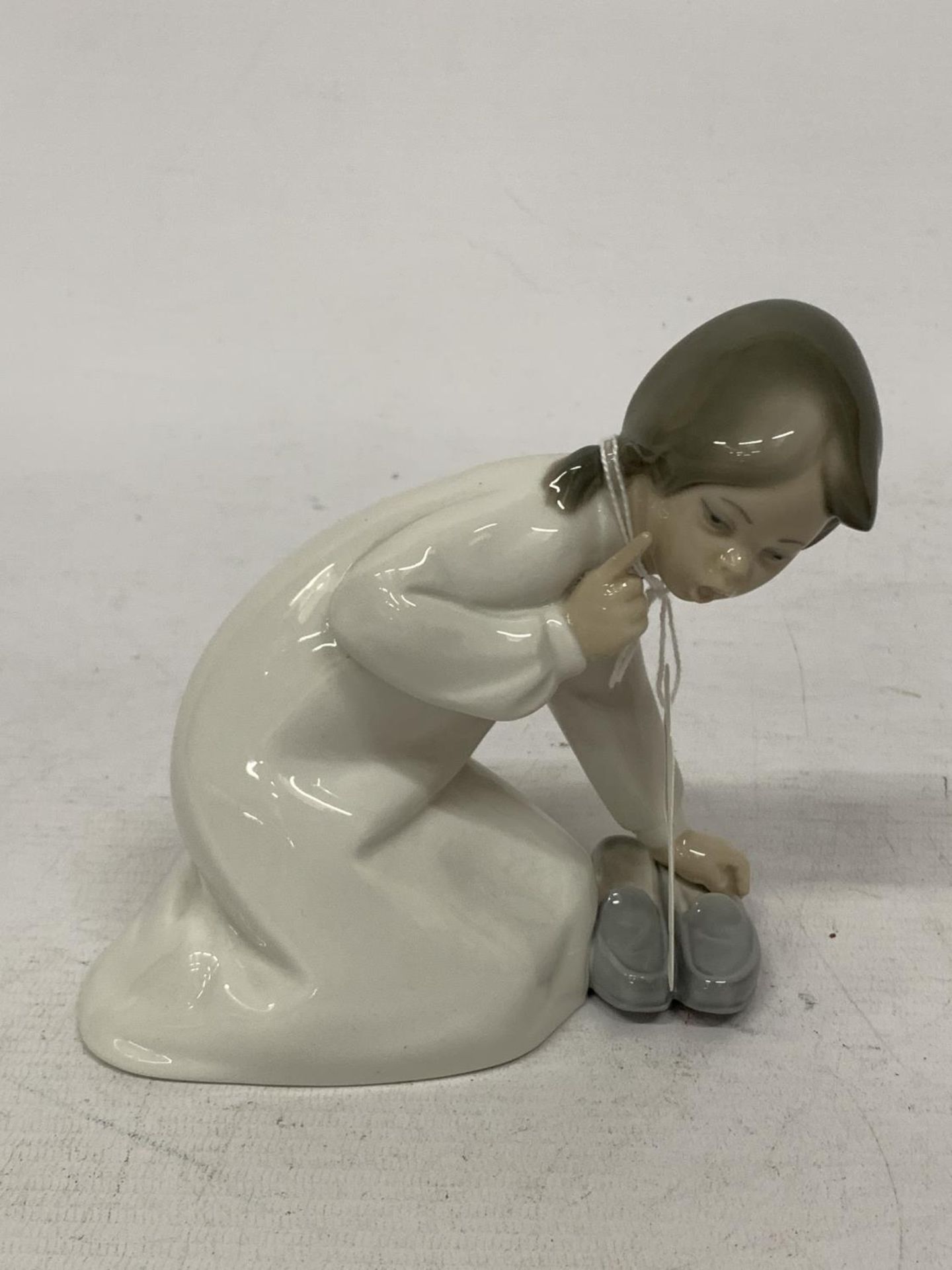 A LLADRO FIGURE OF A GIRL IN A NIGHTGOWN WITH SLIPPERS