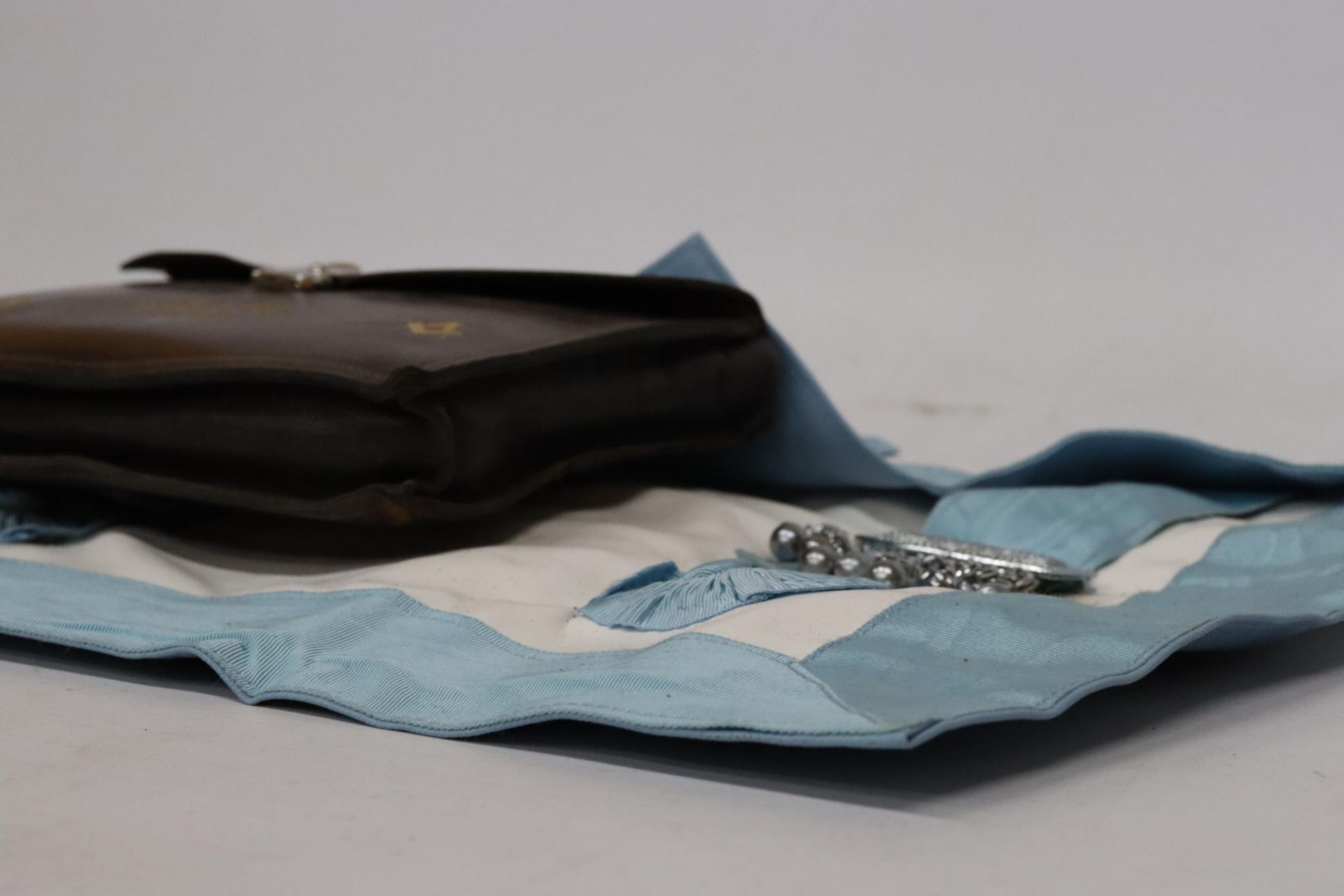 A MASONIMC APRON IN A LEATHER POUCH BELONGED TO BRO. A. DALE, GOULBURN LODGE, NO. 8478 - Image 5 of 5