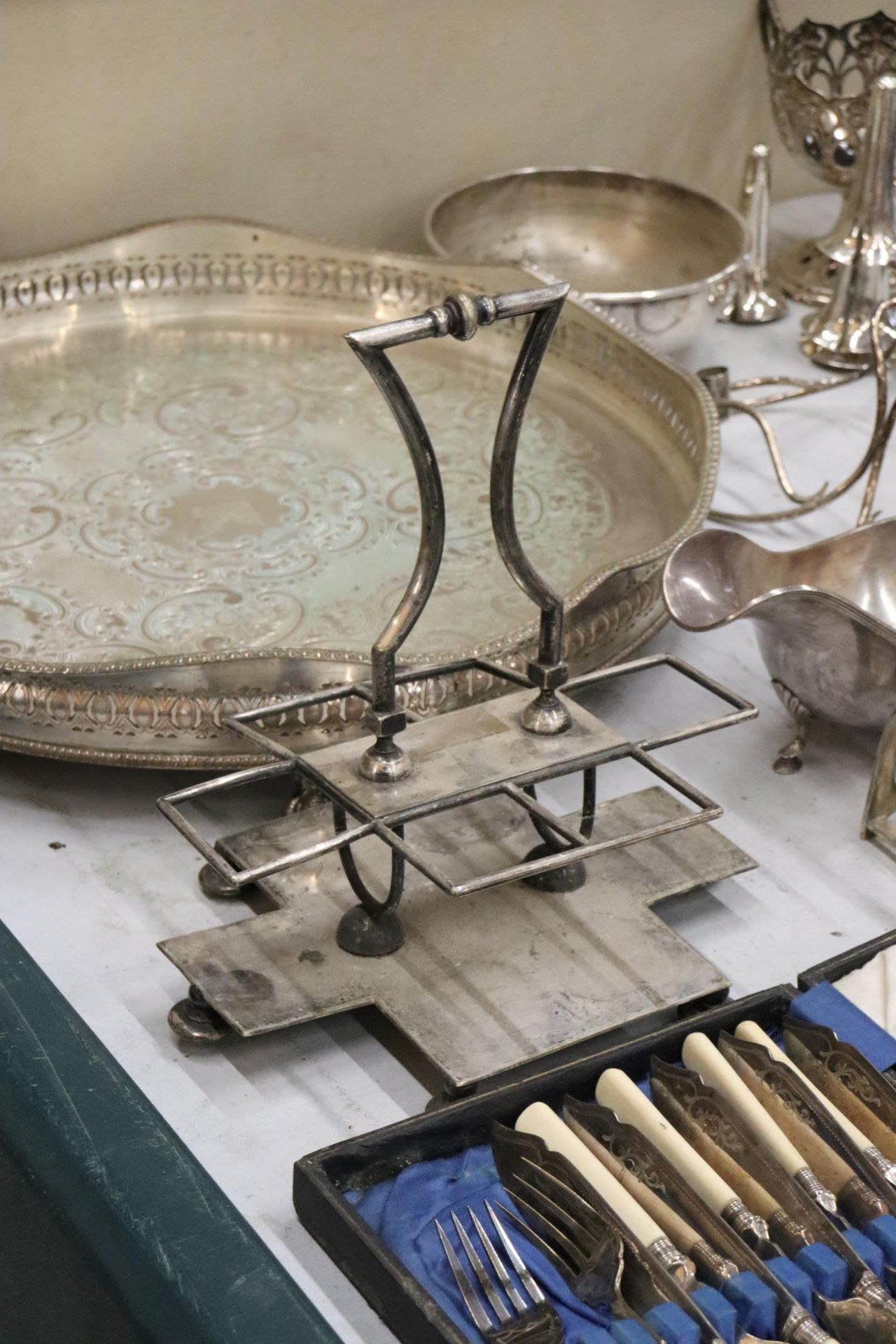 A QUANTITY OF ITEMS TO INCLUDE VINTAGE BOXED FLATWARE, A LARGE ROUND GALLERIED SILVER PLATED TRAY, - Image 7 of 13