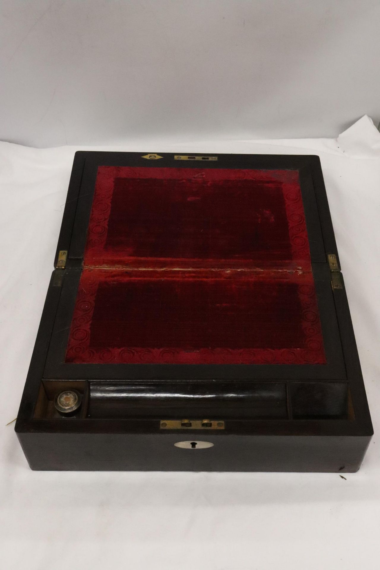 A ROSEWOOD WRITING SLOPE, WITH SUEDE SLOPE, ONE INKWELL AND MOTHER OF PEARL CARTOUCHE - Image 3 of 5