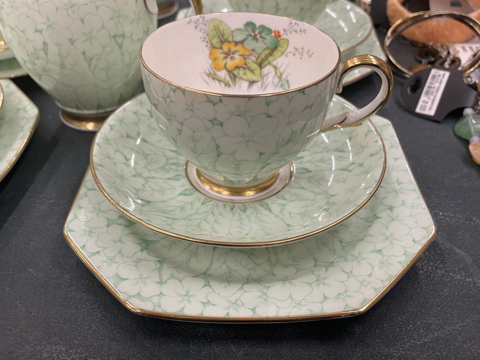 A VINTAGE PARAGON TEASET TO INCLUDE A CAKE PLATE, CREAM JUG, SUGAR BOWL, CUPS SAUCERS AND SIDE - Image 2 of 5