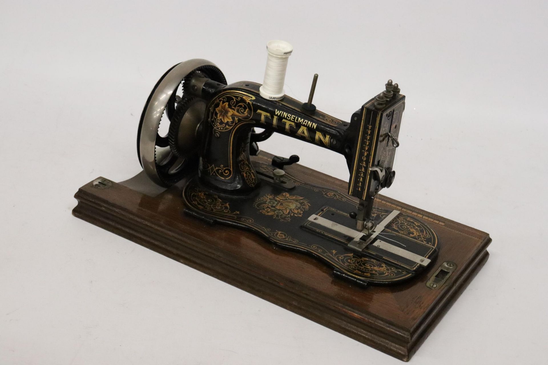 A VINTAGE WINSELMANN 'TITAN' SEWING MACHINE WITH ORIGINAL CASE AND KEY - Image 4 of 7