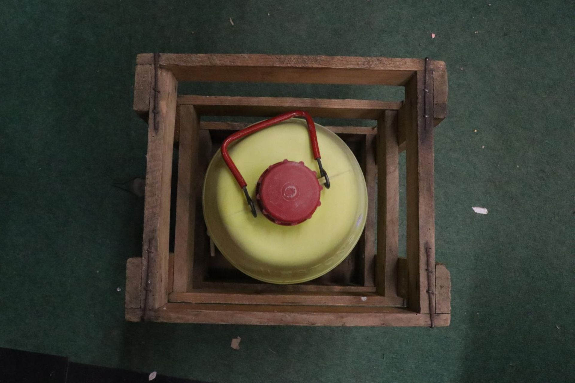 A VINTAGE WESTON'S CIDER WOODEN CASE AND WESTON'S CIDER BARREL 28 INCH HIGH - Image 4 of 6