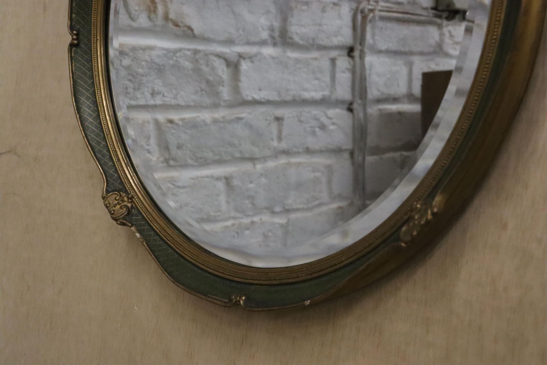 A VINTAGE ROUND MIRROR WITH GILT AND GREEN FRAME, AND CHAIN HANGING, DIAMETER 40CM - Image 5 of 5