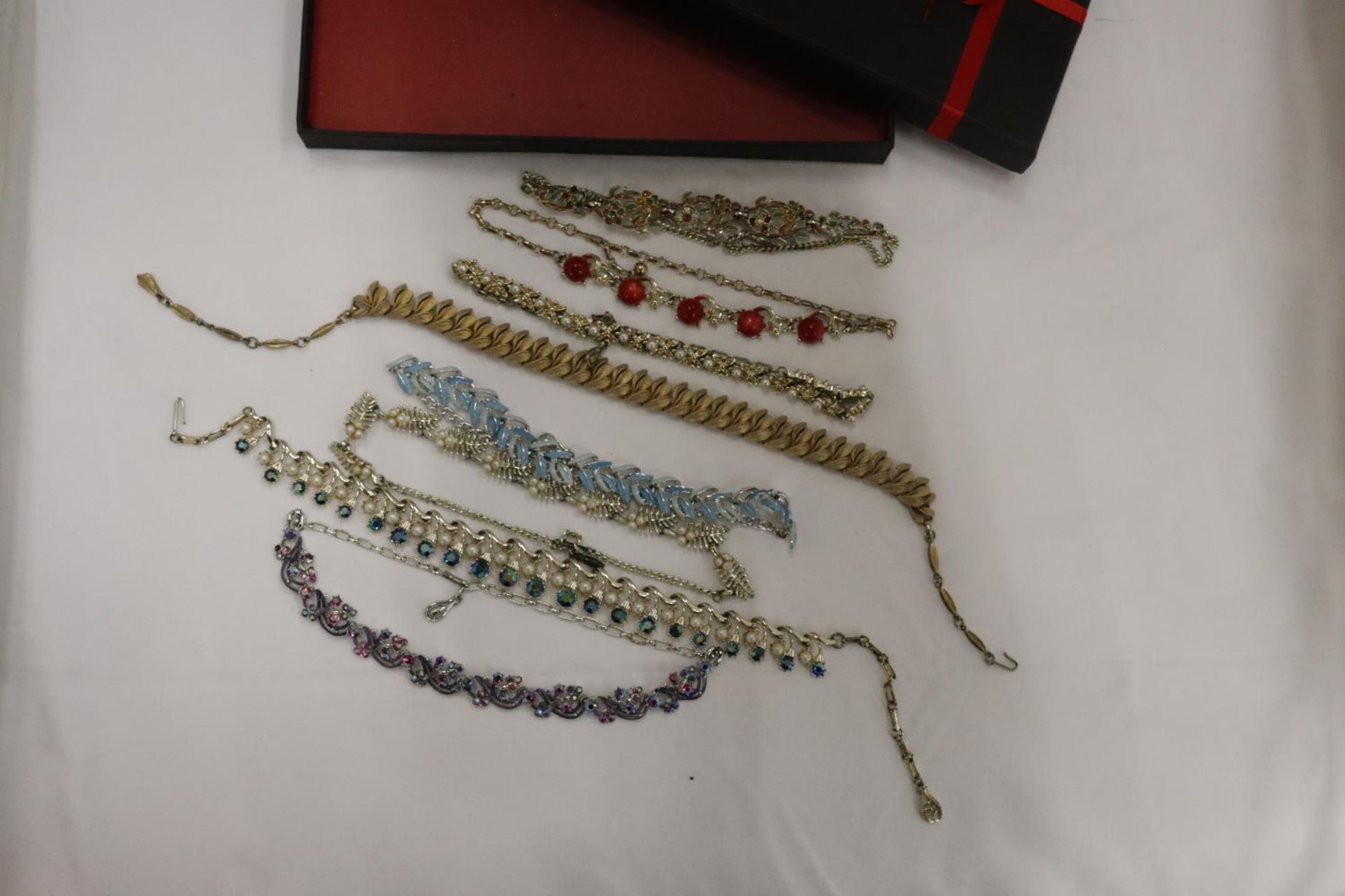 A COLLECTION OF 1950'S JEWELLERY NECKLACES - Bild 3 aus 7