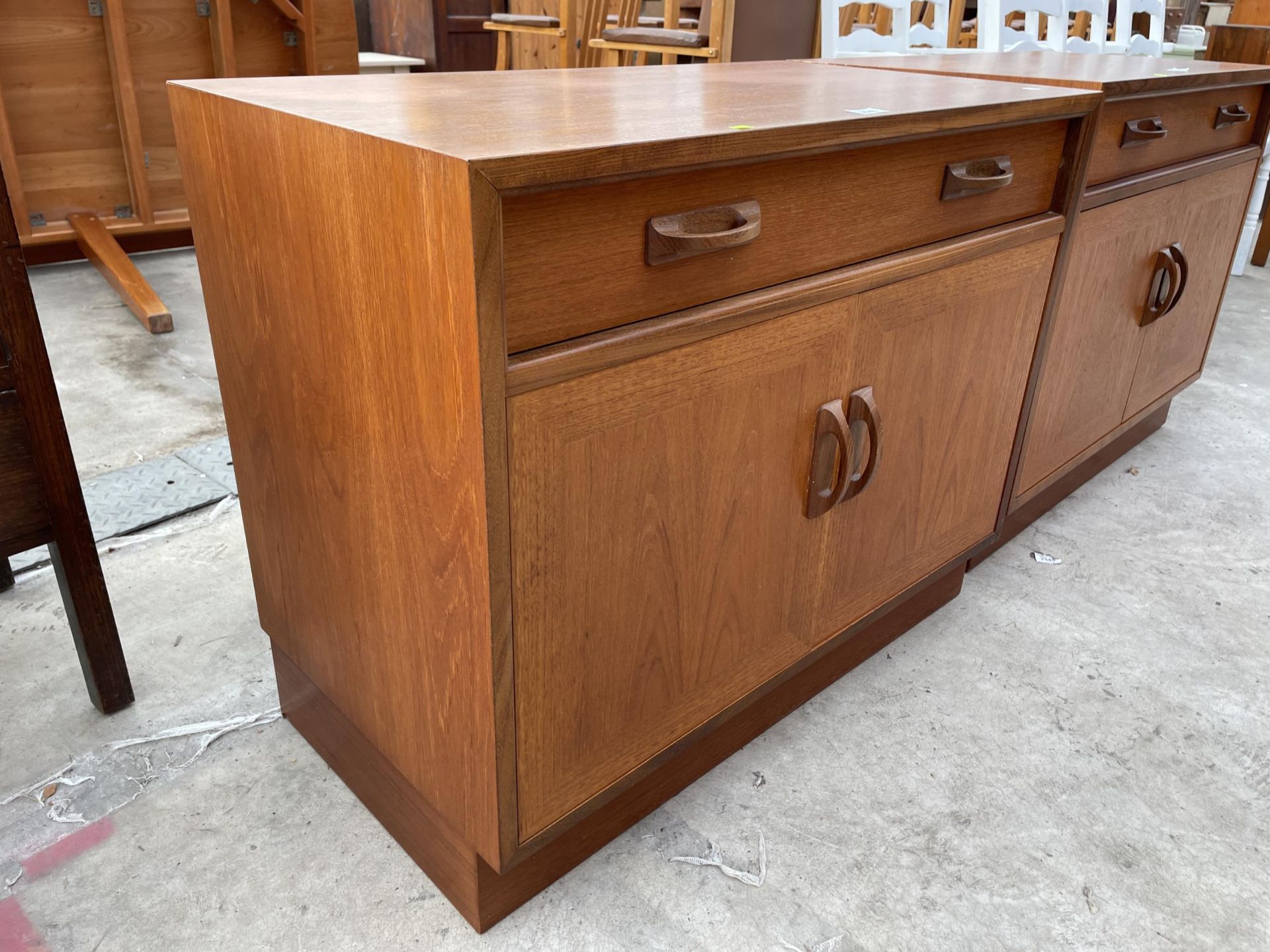 A RETRO TEAK G-PLAN UNIT ENCASING DRAWER AND CUPBOARD 33" WIDE - Image 2 of 5