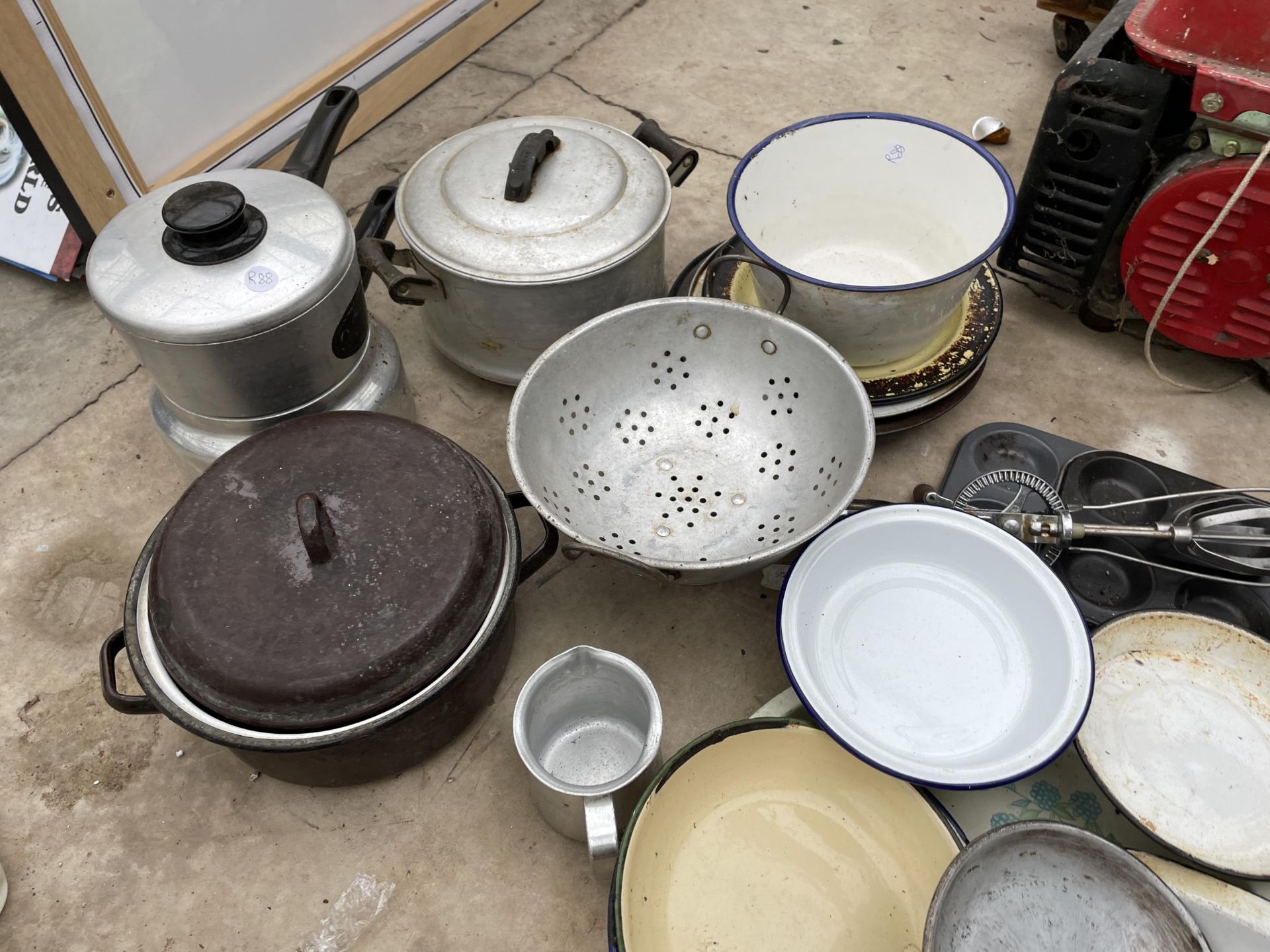 AN ASSORTMENT OF VINTAGE METAL KITCHEN ITEMS TO INCLUDE PANS, TINS AND TRAYS ETC - Bild 2 aus 3