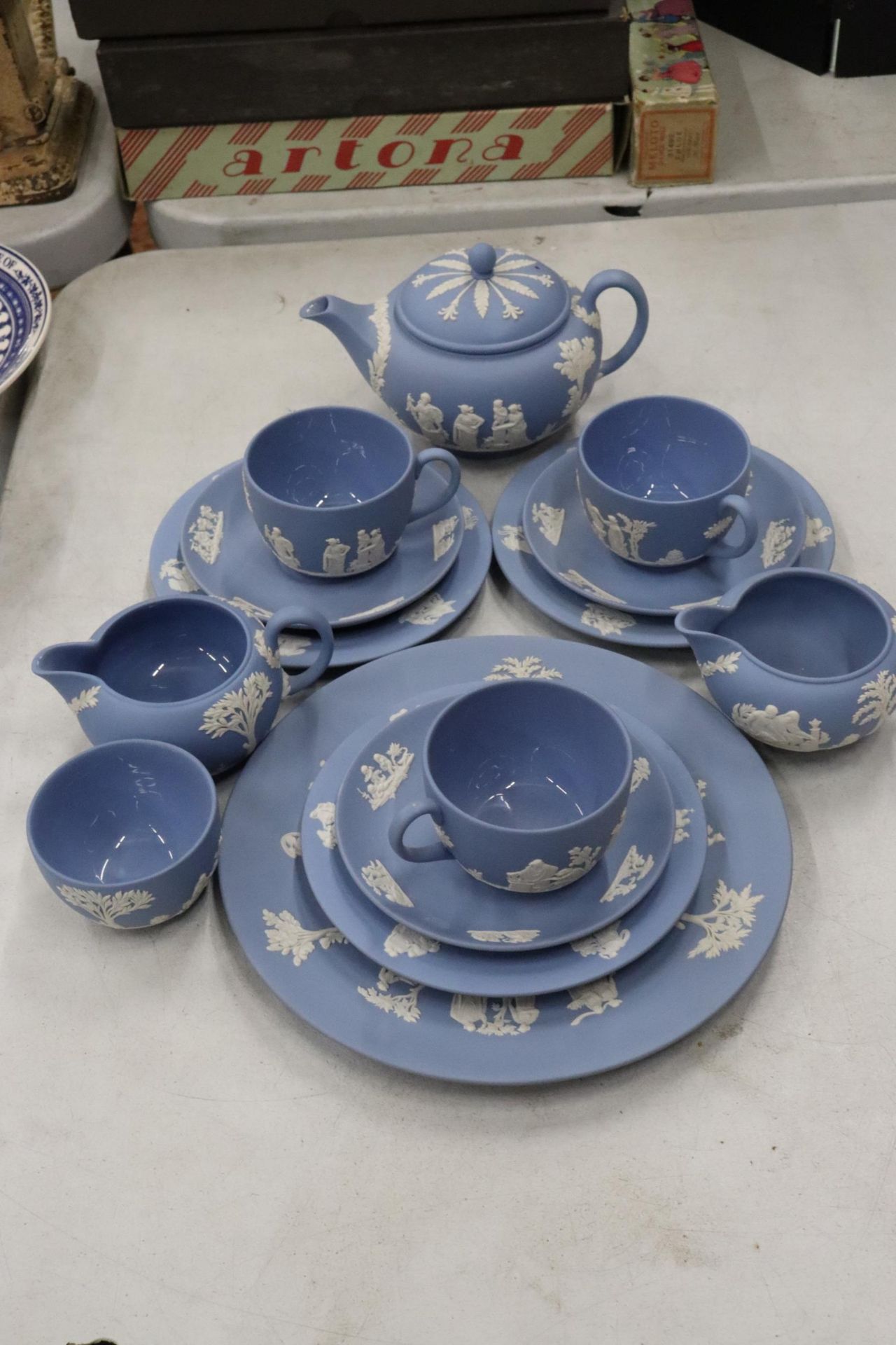 A WEDGWOOD JASPERWARE TEASET TO INCLUDE A TEAPOT, CREAM JUG, SUGAR BOWL,CUPS, SAUCERS, SIDE PLATES