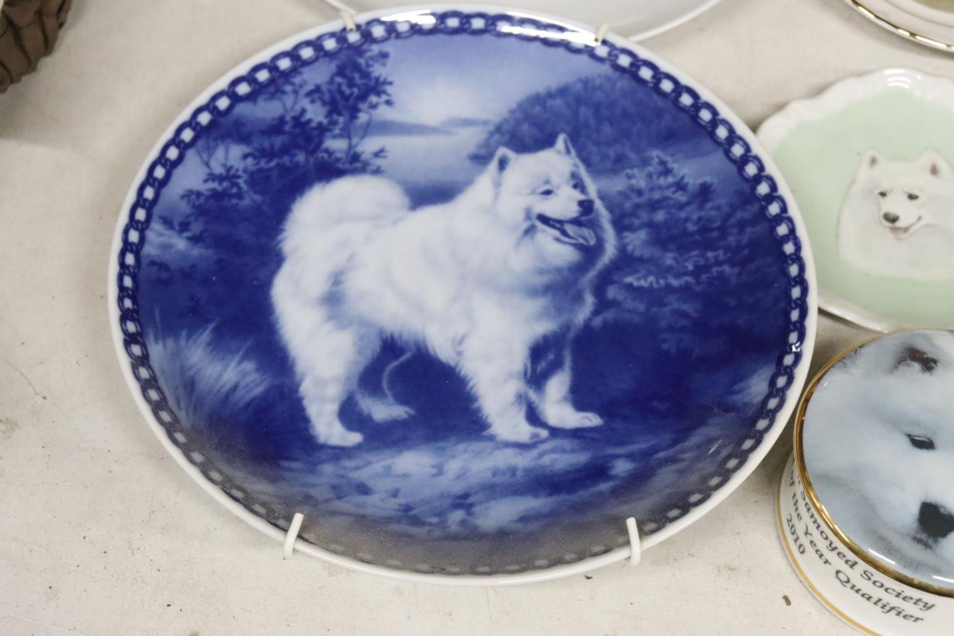 A COLLECTION OF HUSKY DOG RELATED ITEMS TO INCLUDE PLATES, FIGURES, A ROSE BOWL AND TRINKET BOX - Image 2 of 2