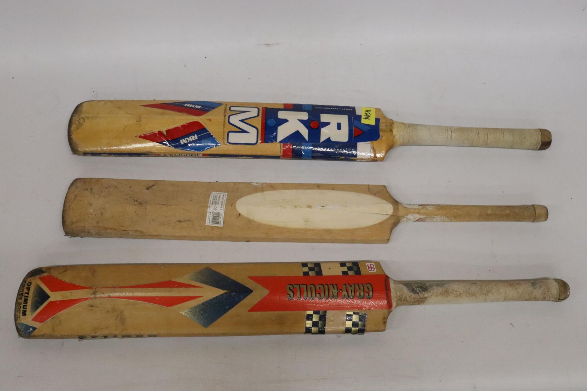 THREE CRICKET BATDS TO INCLUDE A GRAY NICHOLLS OPTIMUM 500 STRIKE, A RKM RAJDOOT ZIGMA, ETC - Image 5 of 6