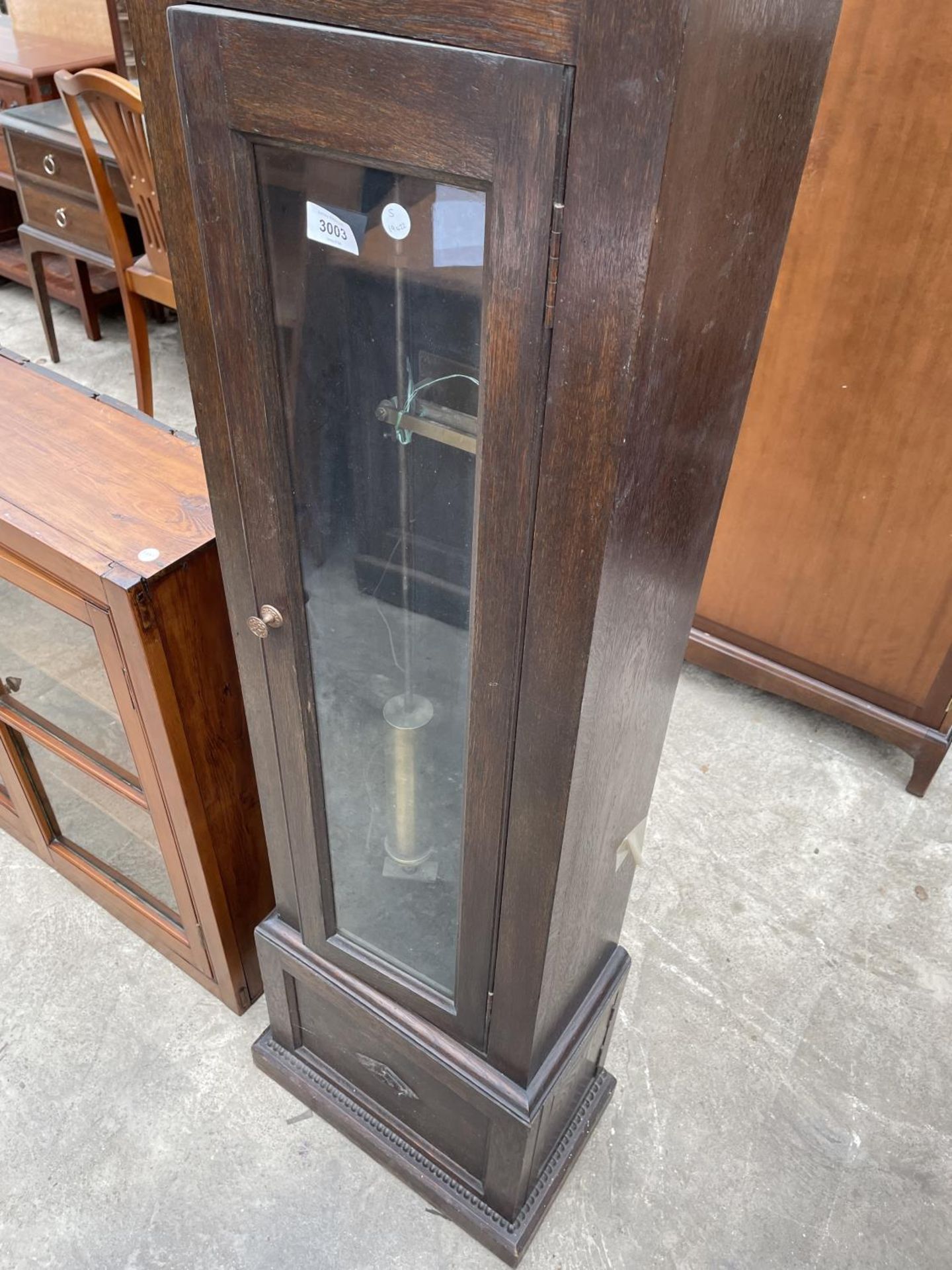 AN EARLY 20TH CENTURY OAK ELECTRIC LONGCASE CLOCK WITH BLACK AND WHITE FACE HAVING ROMAN NUMERALS - Bild 3 aus 5