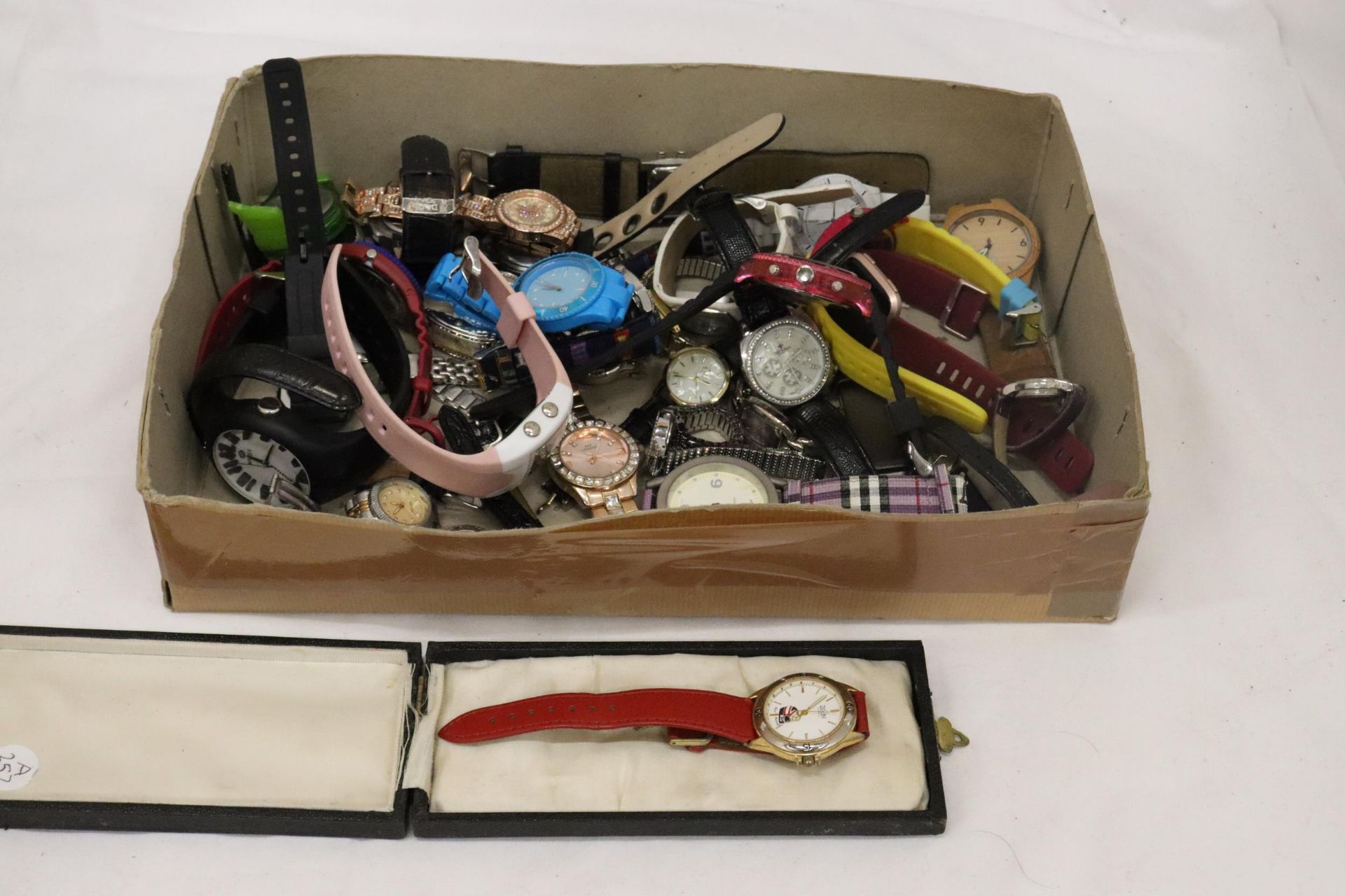 A LARGE QUANTITY OF WRISTWATCHES