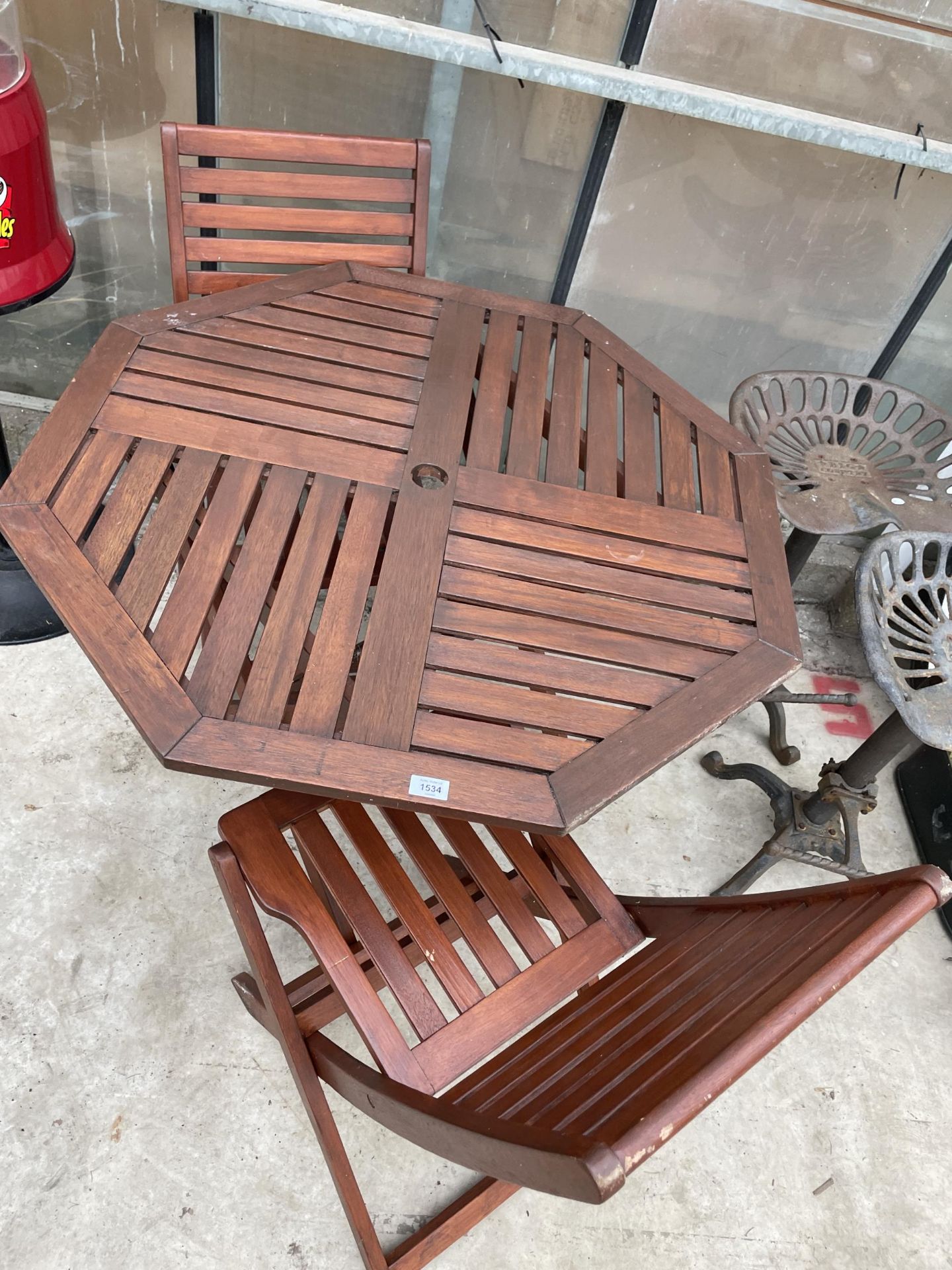 A WOODEN FOLDING PATIO TABLE AND TWO CHAIRS - Image 3 of 3