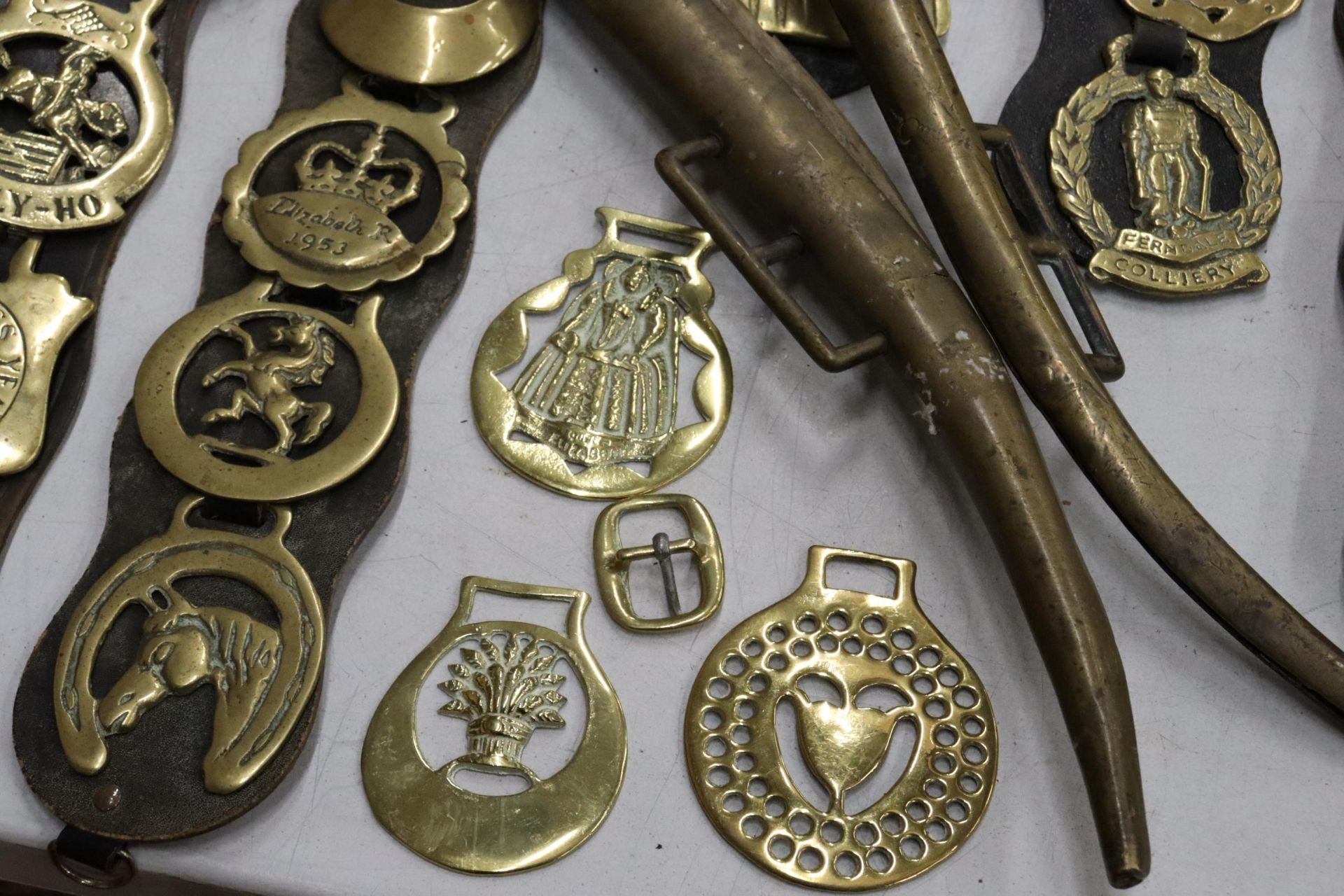 A LARGE COLLECTION OF VINTAGE HORSE BRASSES, ETC TO INCLUDE HORSE HAMES, HORSE BRASSES ON - Image 6 of 9