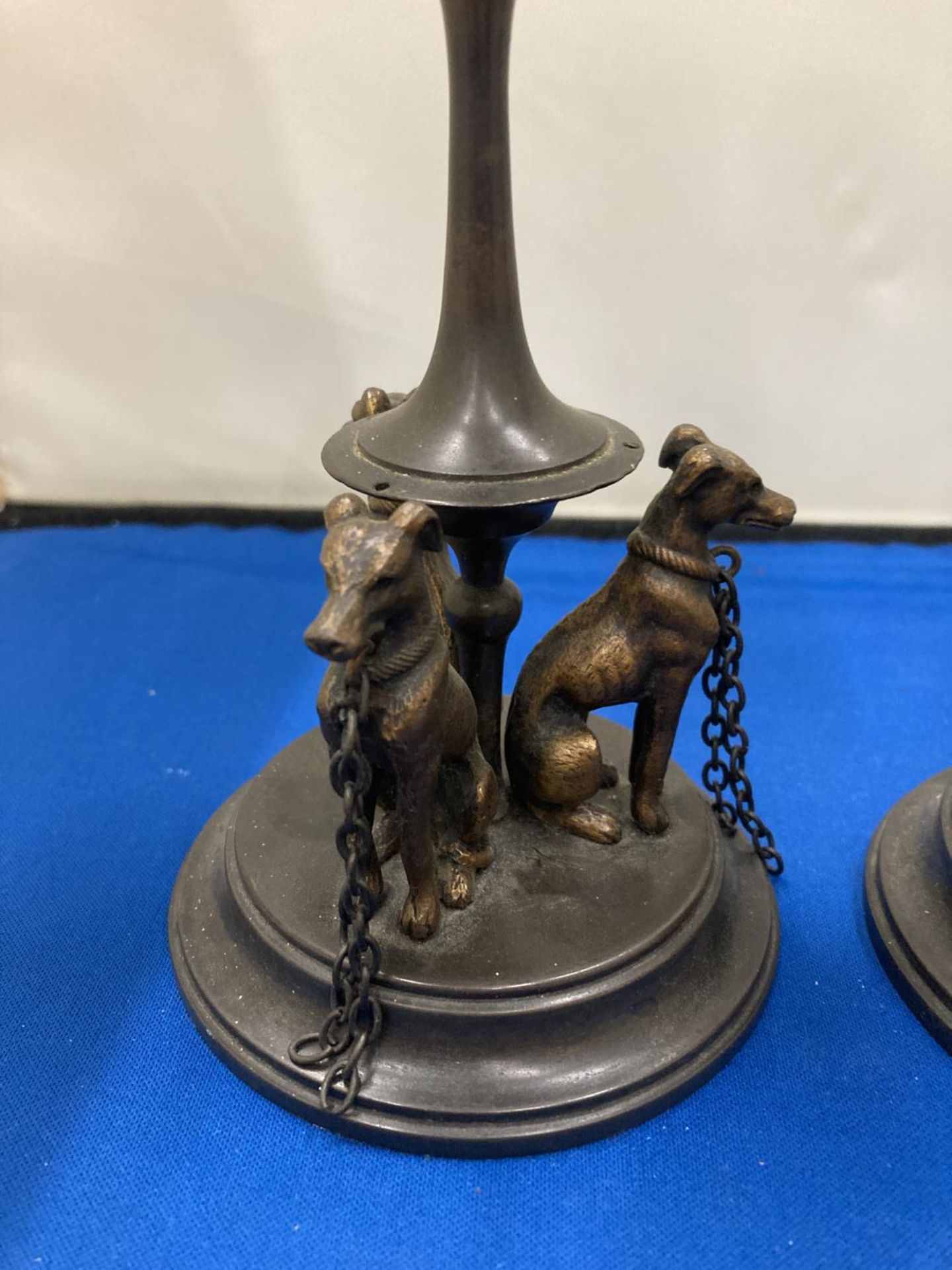 A PAIR OF BRONZE CANDLESTICKS WITH LURCHER DESIGN, HEIGHT 20CM - Bild 2 aus 6