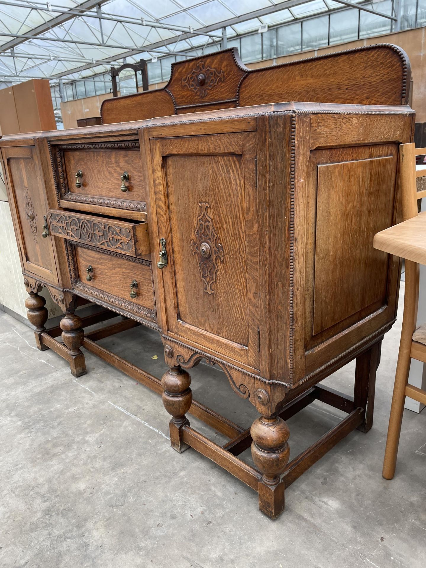 AN EARLY 20TH CENTURY OAK JACOBEAN STYLE BREAK FRONT SIDEBOARD WITH RAISED RACK, 60" WIDE - Image 2 of 6