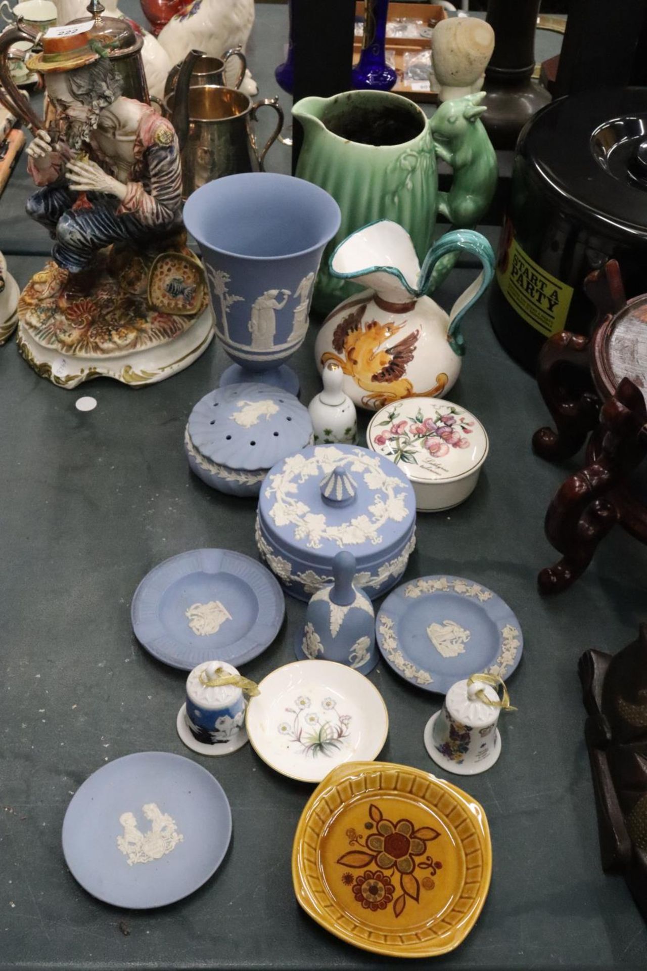 A QUANTITY OF COLLECTABLES TO INCLUDE WEDGWOOD JASPERWARE, SYLVAC SQUIRREL JUG (A/F), BELLS ETC., - Image 2 of 7