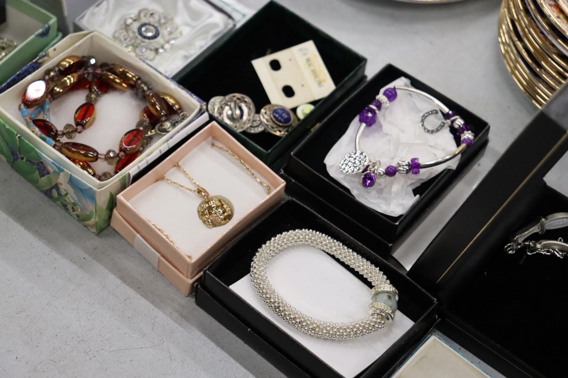 A QUANTITY OF BOXED COSTUME JEWELLERY TO INCLUDE WATCHES - Image 3 of 9