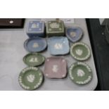 A COLLECTION OF WEDGWOOD JAPERWARE TRINKET BOXES AND PIN TRAYS TO INCLUDE LILAC AND GREEN