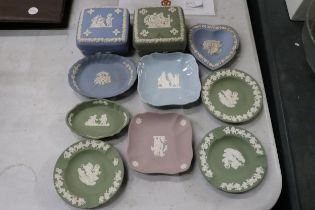 A COLLECTION OF WEDGWOOD JAPERWARE TRINKET BOXES AND PIN TRAYS TO INCLUDE LILAC AND GREEN