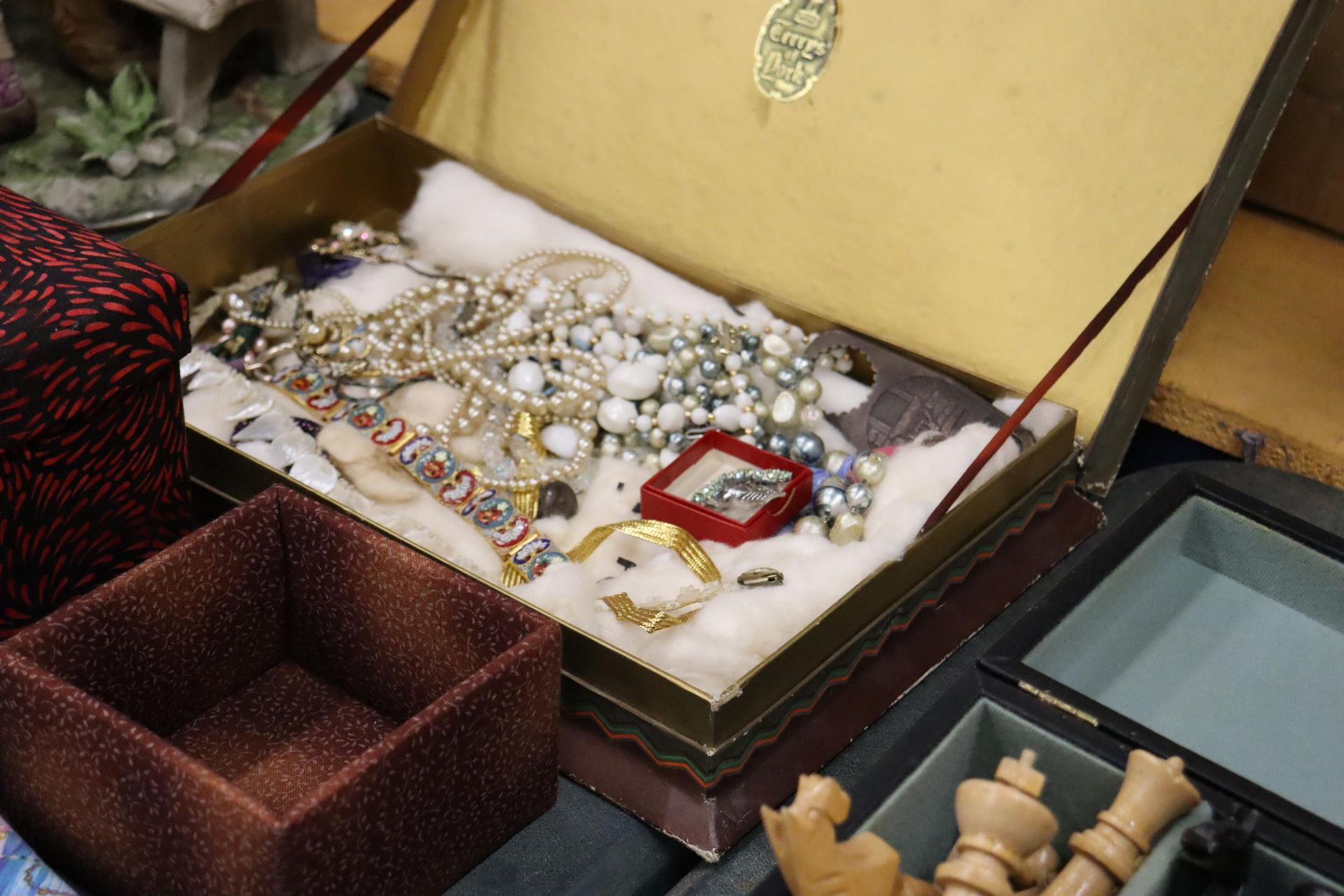 A QUANTITY OF COSTUME JEWELLERY TO INCLUDE BROOCHES, NECKLACES AND BRACELETS PLUS CLOTH JEWELLERY - Image 7 of 8