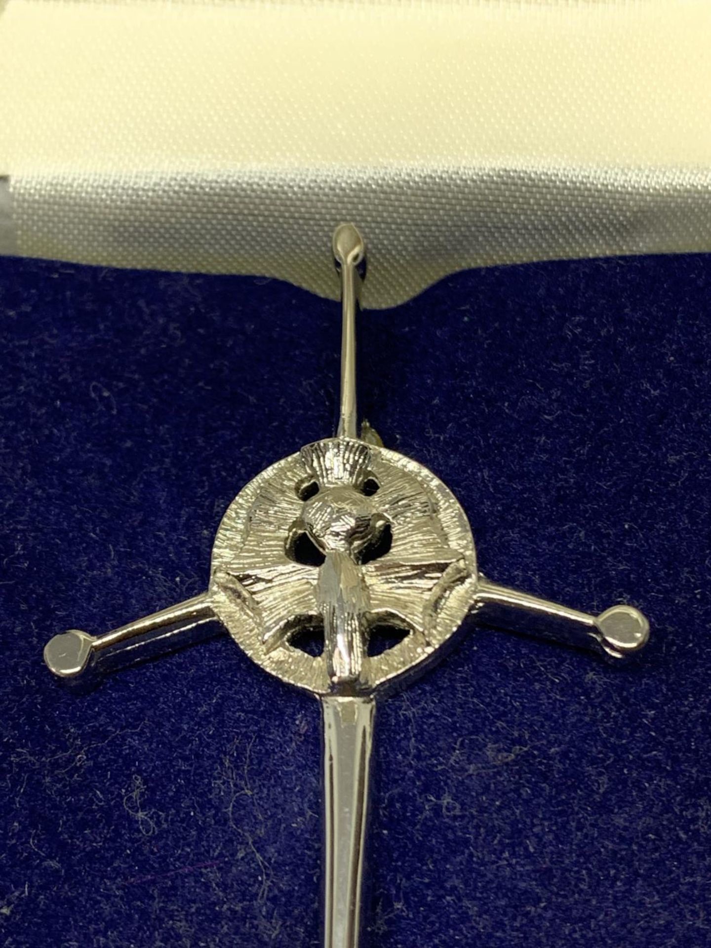 A SWORD AND THISTLE DESIGN KILT PIN IN A PRESENTATION BOX - Image 2 of 3