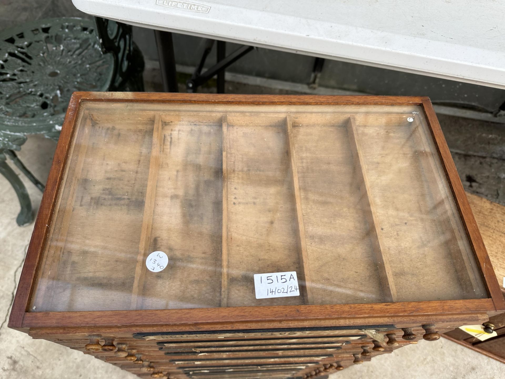 A VINTAGE FIFTEEN INTERSECTION SPECIMEN DRAWERS EACH WITH GLASS TOPS - Image 2 of 5