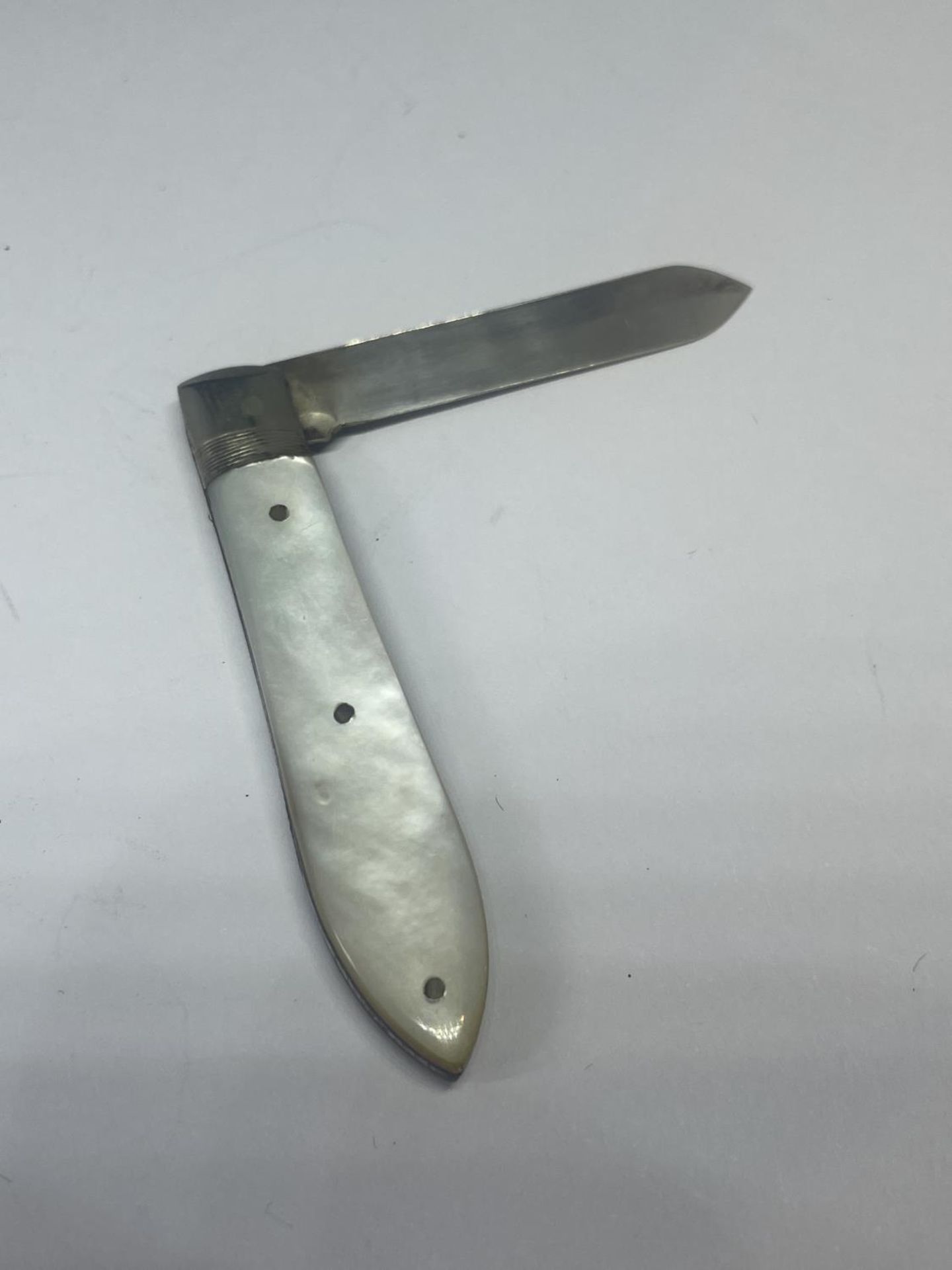 A HALLMARKED SHEFFIELD SILVER FRUIT KNIFE - Image 3 of 3