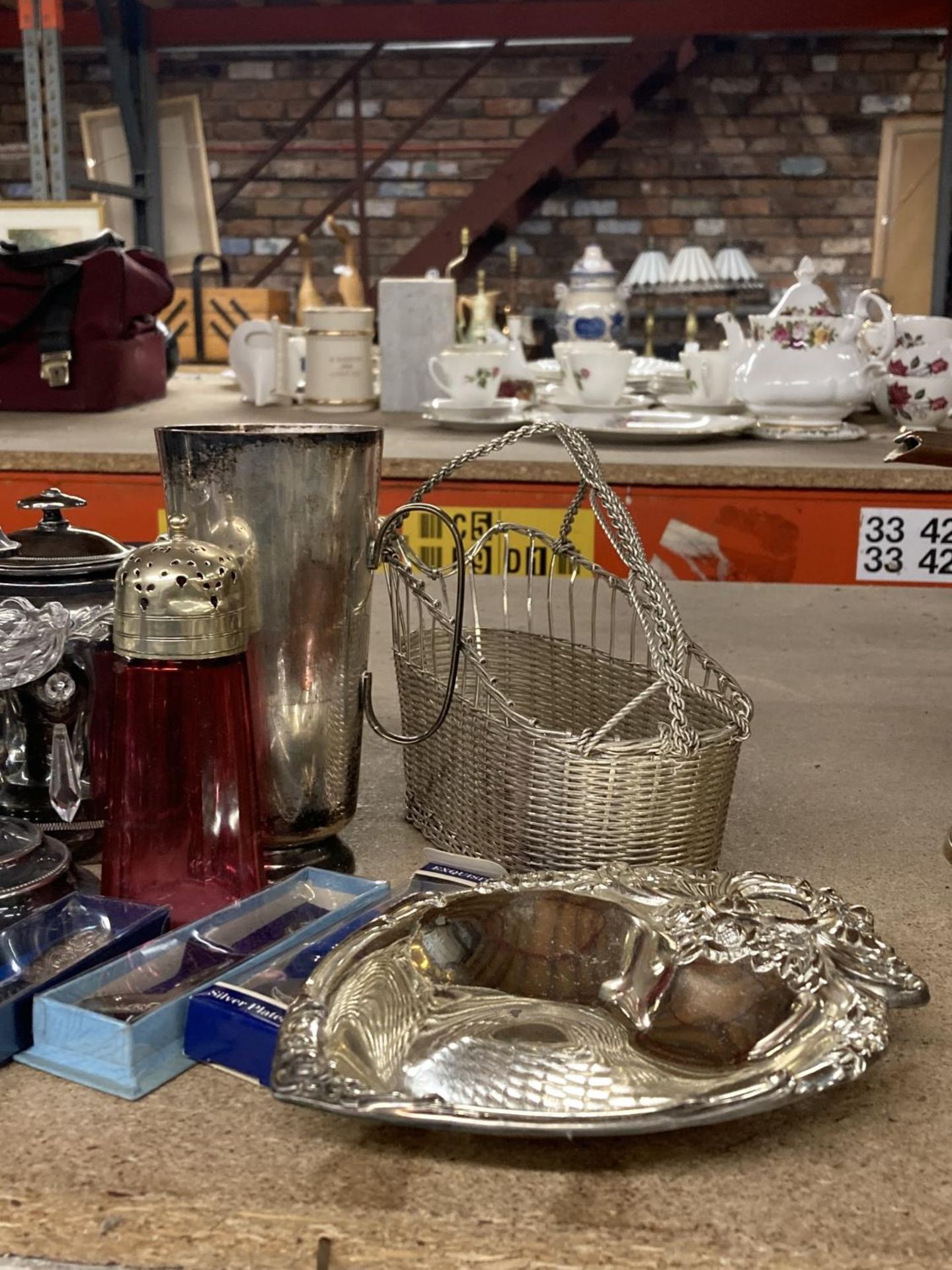VARIOUS SILVER PLATED ITEMS TO INCLUDE A WINE BASKET, DISH, TEAPOT, LIDDED JAR ETC - Image 3 of 4