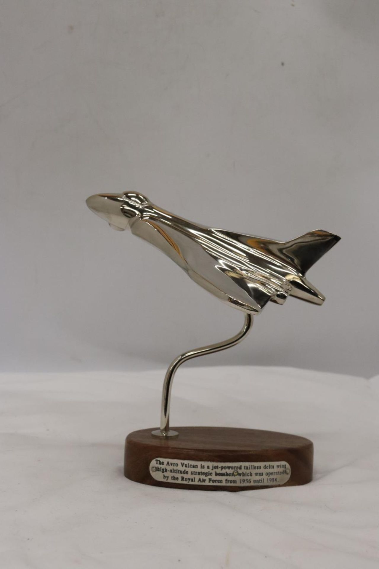 A CHROME MODEL OF AN AVRO VULCAN AEROPLANE ON A HARDWOOD BASE WITH HISTORY PLAQUE, HEIGHT 20 CM - Image 2 of 6