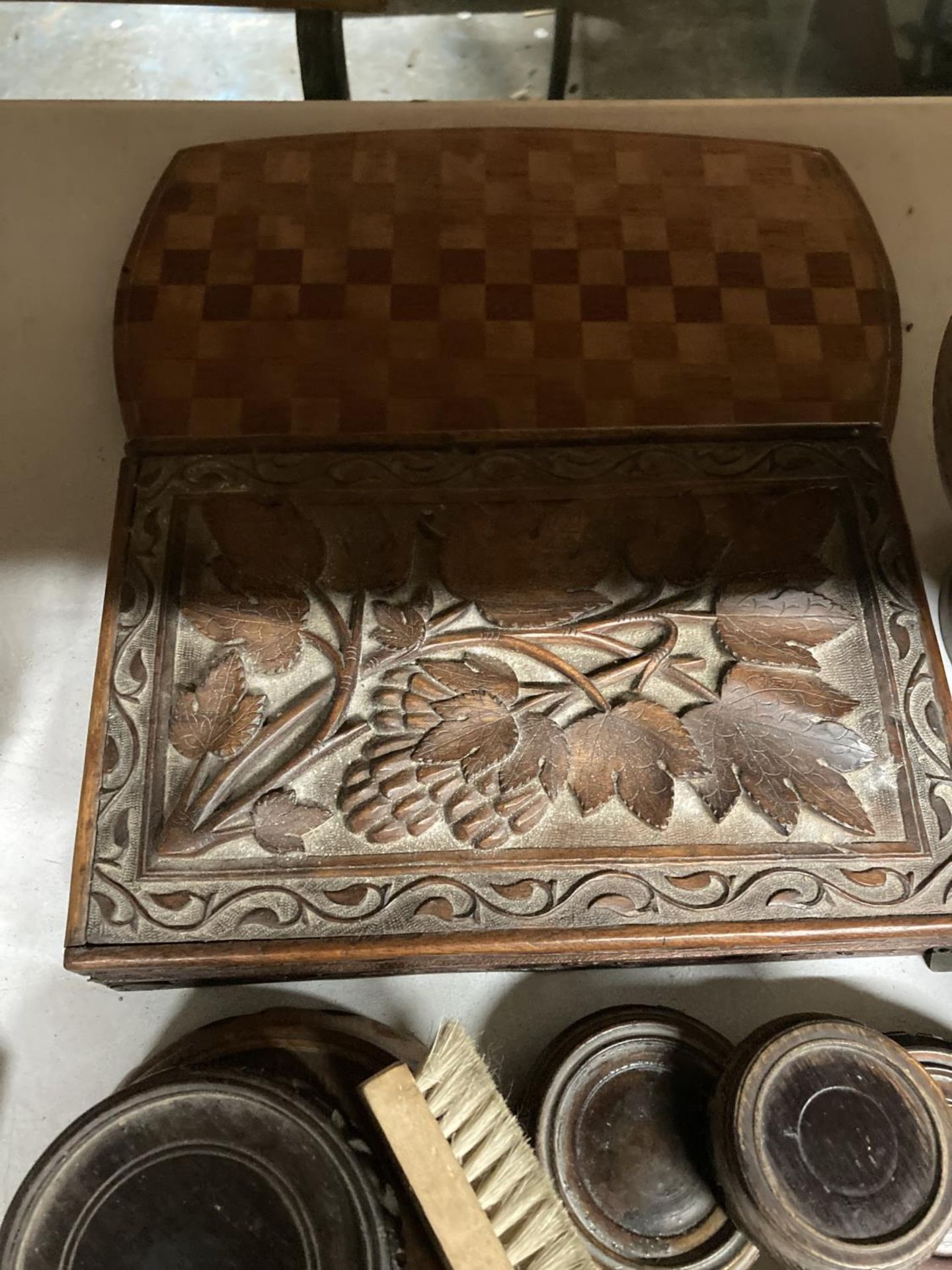 A QUANTITY OF TREEN TO INCLUDE A CHESS BOARD, CHINESE CARVED HARDWOOD BASES, CARVED WOODEN BOX, - Image 3 of 4