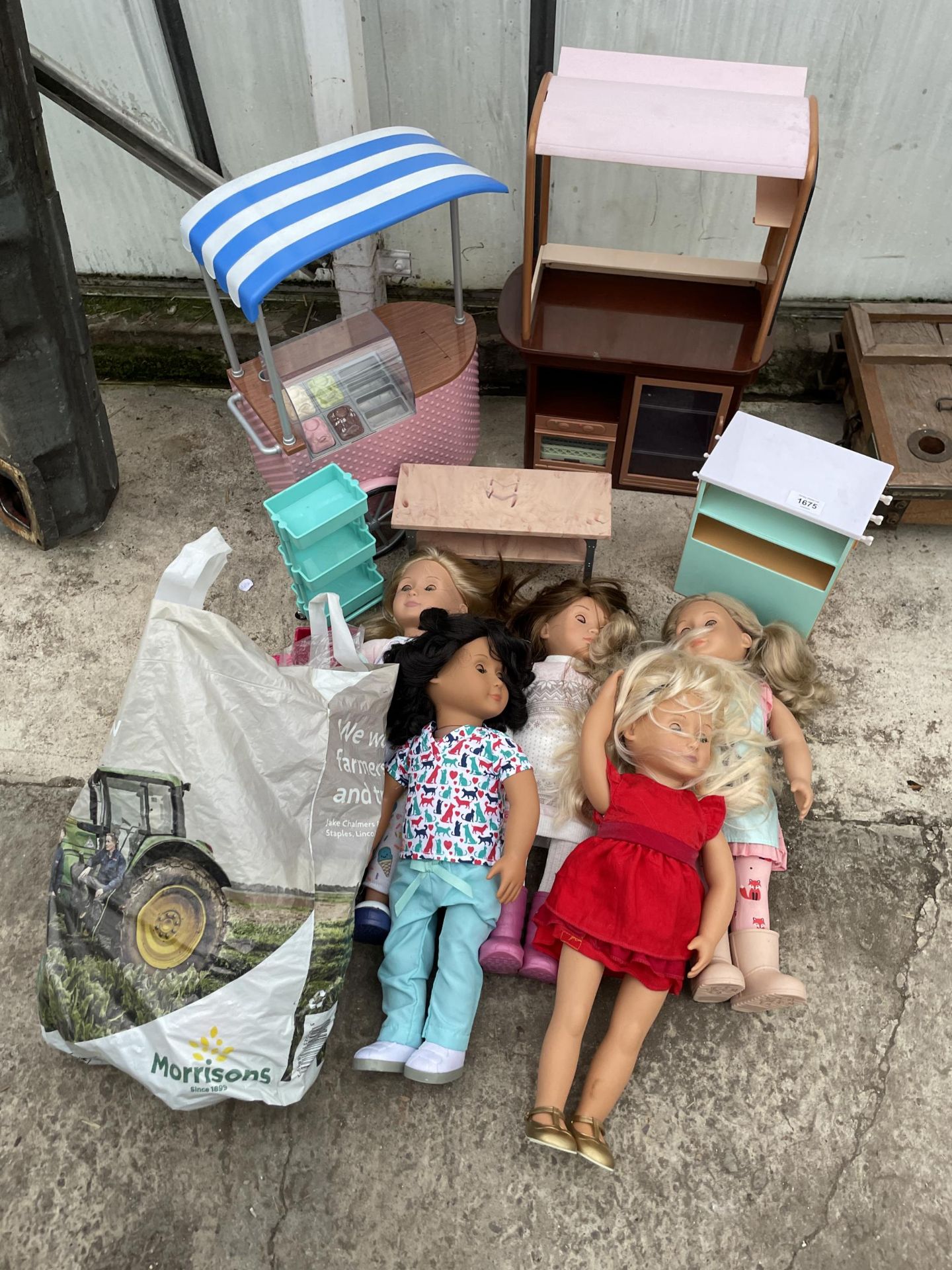 AN ASSORTMENT OF CHILDRENS DOLLS AND ACCESSORIES TO INCLUDE A KITCHEN AND ICECREAM CART ETC
