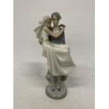 A LARGE LLADRO FIGURE OF A BRIDE AND GROOM