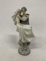 A LARGE LLADRO FIGURE OF A BRIDE AND GROOM