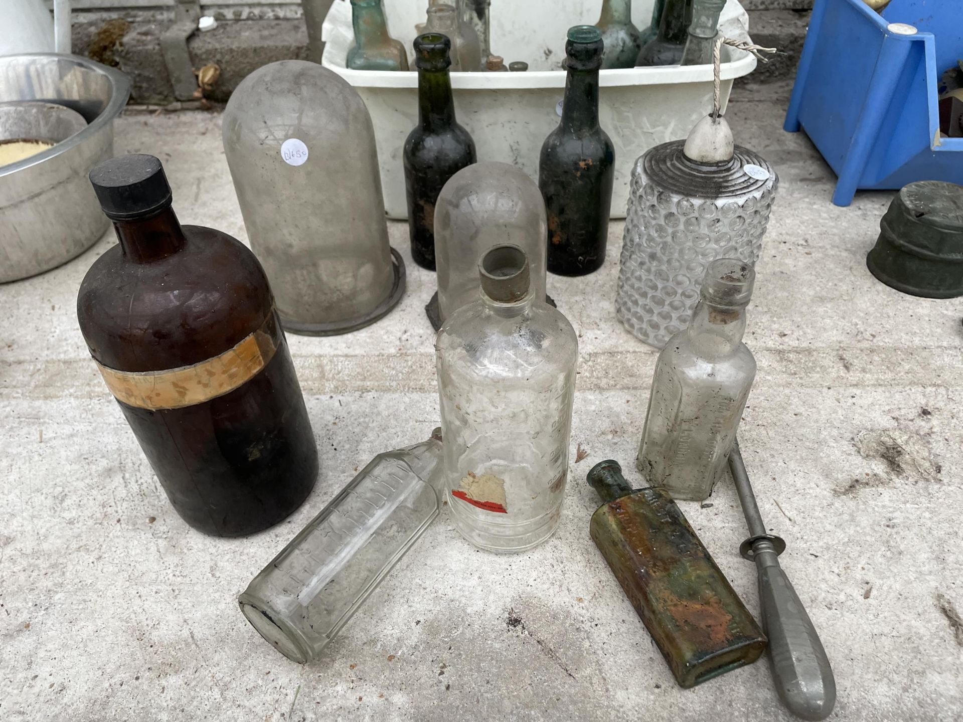 AN ASSORTMENT OF VINTAGE ITEMS TO INCLUDE GLASS BOTTLES, DISPLAY DOMES AND A RETRO LIGHT FITTING ETC - Image 3 of 3