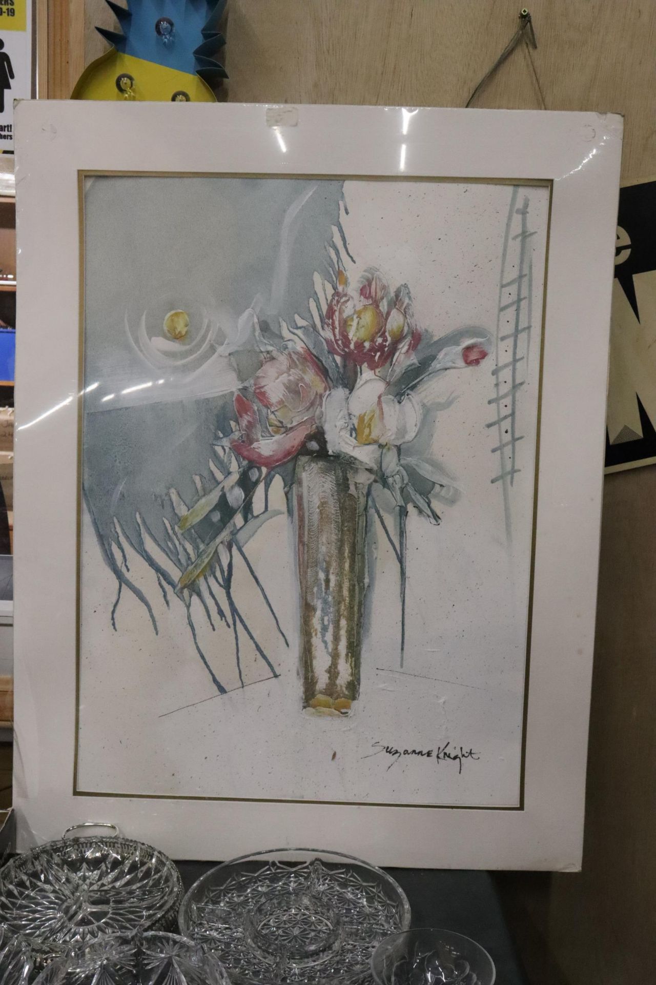 A LARGE SIGNED SUZANNE KNIGHT, ACRYLIC PAINTING OF A VASE OF FLOWERS, 71CM X 91CM, TO INCLUDE THE