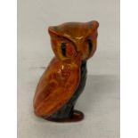 AN ANITA HARRIS HAND PAINTED AND SIGNED IN GOLD OWL FIGURE