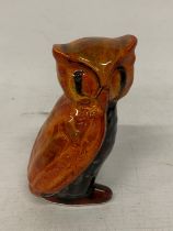 AN ANITA HARRIS HAND PAINTED AND SIGNED IN GOLD OWL FIGURE