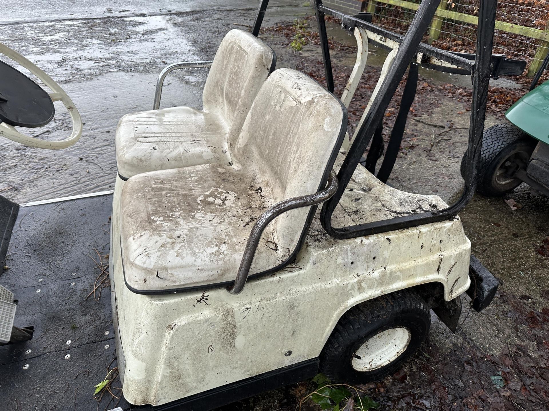 A WHITE YAMAHA ELECTRIC GOLF BUGGY COMPLETE WITH KEY - Image 4 of 6